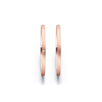 Aufnahme von schmalen Eheringen aus Rosegold in 1,5 mm Breite mit Relief und Diamant