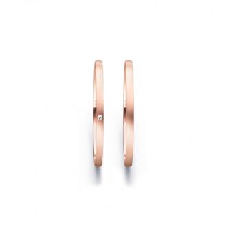 Aufnahme von schmalen Eheringen aus Rosegold in 1,5 mm Breite mit Diamant und Sandmattierung 