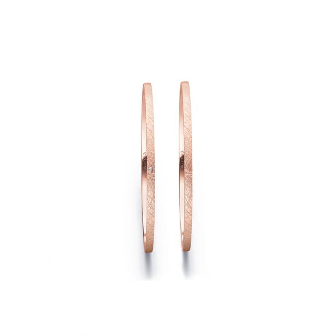 Aufnahme von schmalen Eheringen aus Rosegold in 1 mm Breite mit Diamant und Eismattierung
