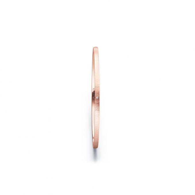 Aufnahme von schmalen Ehering aus Rosegold in 1 mm Breite mit Querbürstung und Diamant