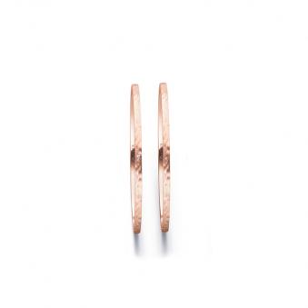 Aufnahme von schmalen Eheringen aus Rosegold in 1 mm Breite mit Hammerschlag und Diamant 