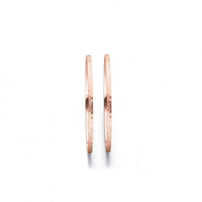 Aufnahme von schmalen Eheringen aus Rosegold in 1 mm Breite mit Hammerschlag und Diamant