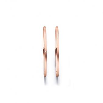 Aufnahme von schmalen Eheringen aus Rosegold in 1 mm Breite mit Längsmattierung und Diamant