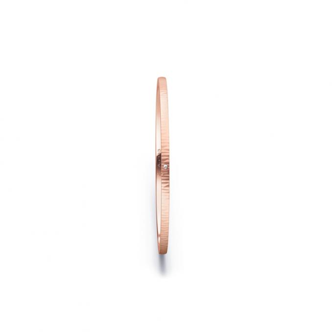 Aufnahme von schmalen Ehering aus Rosegold in 1 mm Breite mit Relief und Diamant