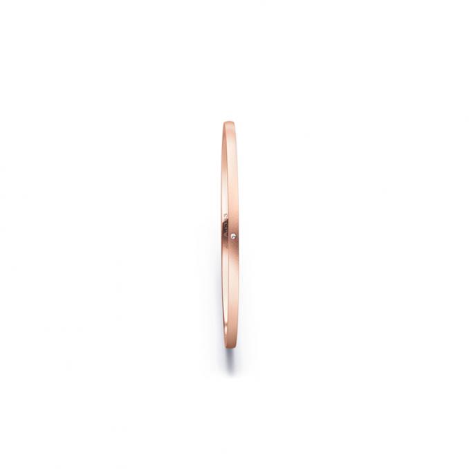 Aufnahme von schmalen Ehering aus Rosegold in 1 mm Breite mit Diamant und Sandmattierung