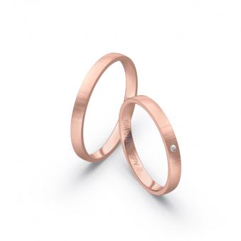 Aufnahme von schmalen Eheringen aus Rosegold in 2,5 mm Breite mit Diamant und Querbürstung 