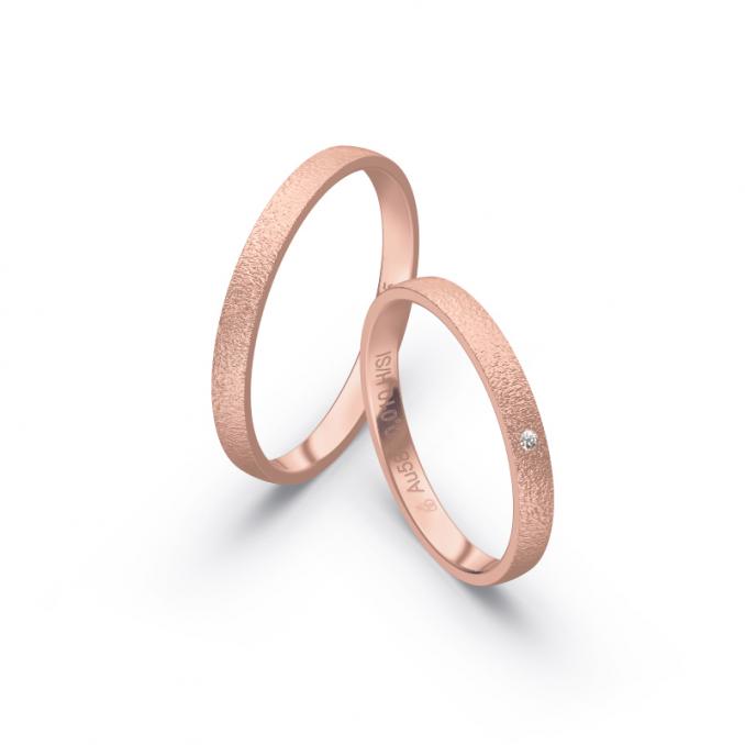Aufnahme von schmalen Eheringen aus Roségold in 2,5 mm Breite mit Diamant und Körnung