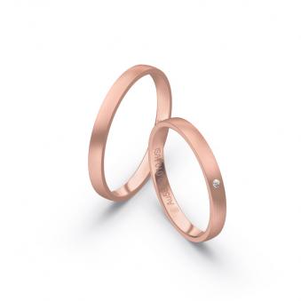 Aufnahme von schmalen Eheringen aus Rosegold in 2,5 mm Breite mit Diamant und Mattierung 