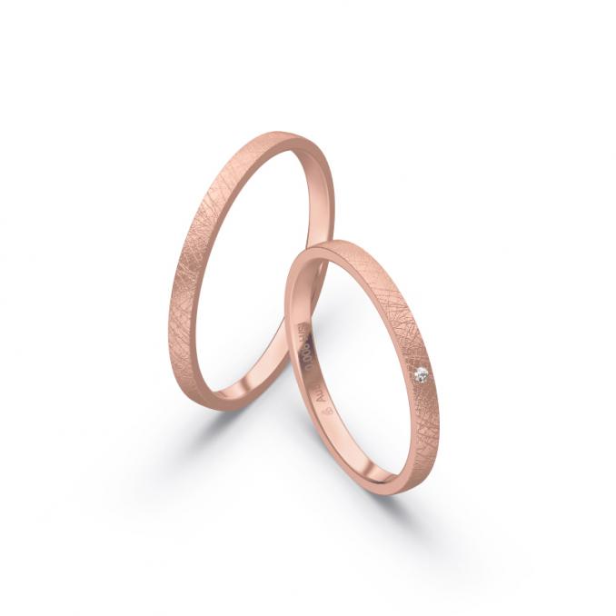 Aufnahme von schmalen Eheringen aus Rosegold in 2 mm Breite mit Diamant und Eismattierung