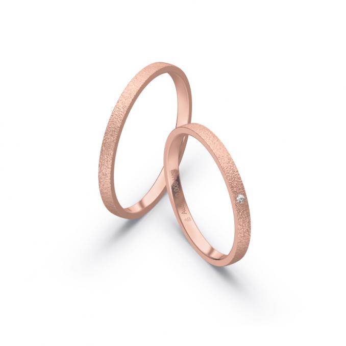 Aufnahme von schmalen Eheringen aus Rosegold in 2 mm Breite mit Diamant und Körnung
