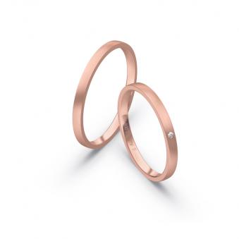 Aufnahme von schmalen Eheringen aus Rosegold in 2 mm Breite mit Diamant und Mattierung 