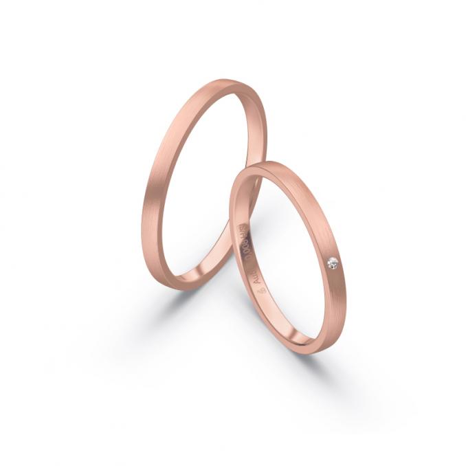 Aufnahme von schmalen Eheringen aus Rosegold in 2 mm Breite mit Diamant und Mattierung