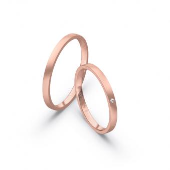 Aufnahme von schmalen Eheringen aus Rosegold in 2 mm Breite mit Diamant und Sandmattierung 