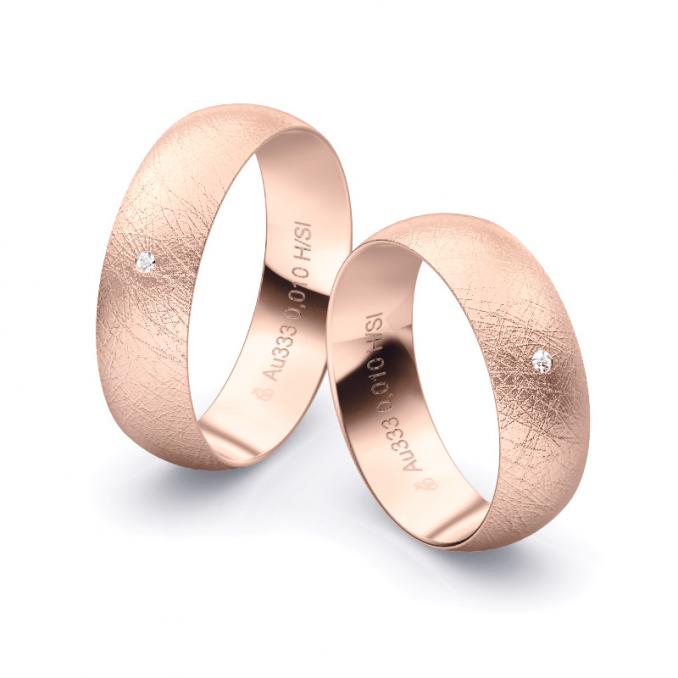 Aufnahme von Eheringen aus eismattiertem Roségold mit Diamanten
