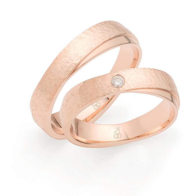 Aufnahme von Rosegold Eheringen mit gehämmerter und polierter Flächen und Diamant