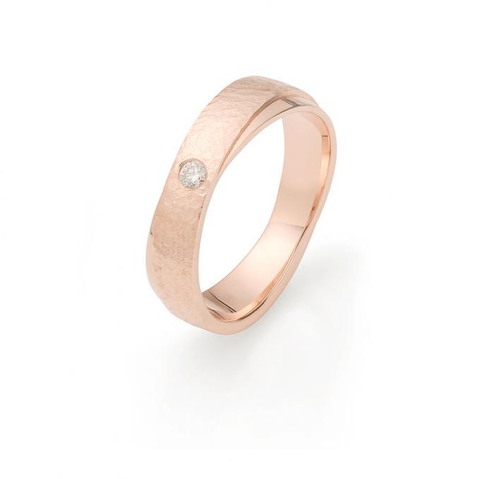 Aufnahme von Rosegold Eheringen mit gehämmerter und polierter Flächen und Diamant