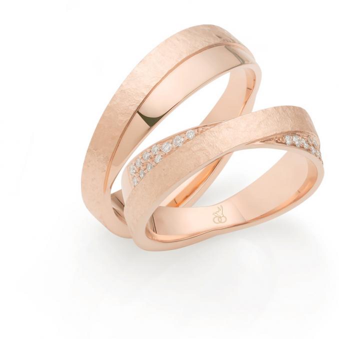 Aufnahme von Roségold Eheringen mit gehämmerter und polierter Flächen und Diamanten