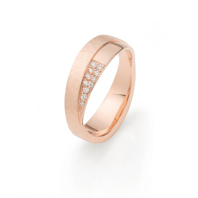 Aufnahme von Roségold Eheringen mit gehämmerter und polierter Flächen und Diamanten