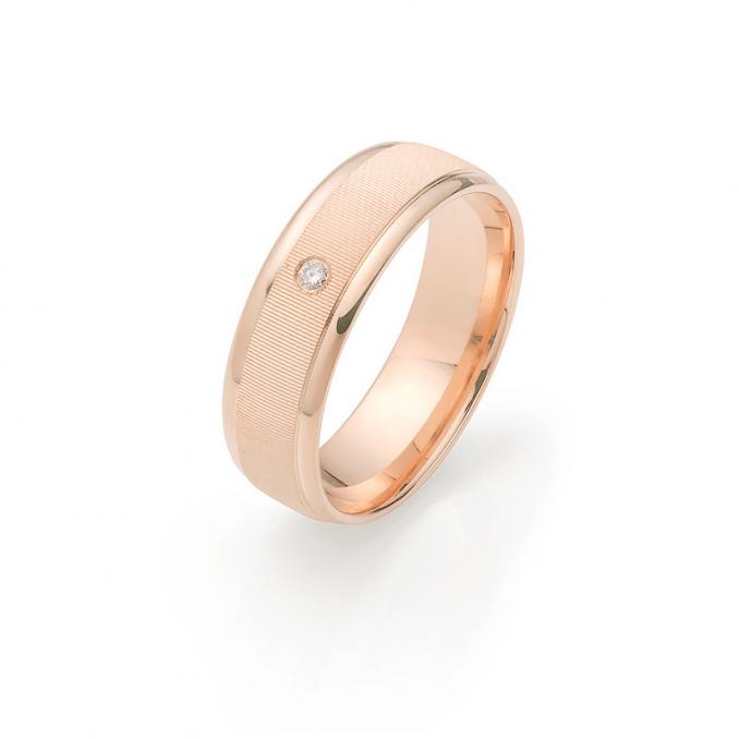 Aufnahme von Roségold Eheringen mit Linienmuster, polierten Rändern und Diamanten