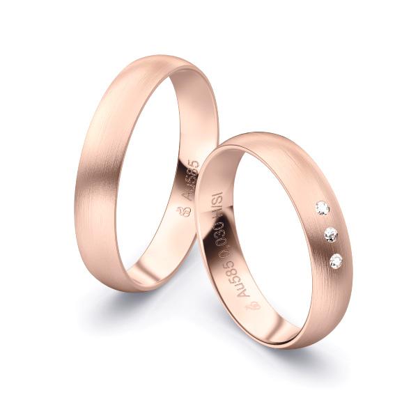 Aufnahme von längsmatten Rosegold Eheringen mit 3 Diamanten in 4 mm Breite