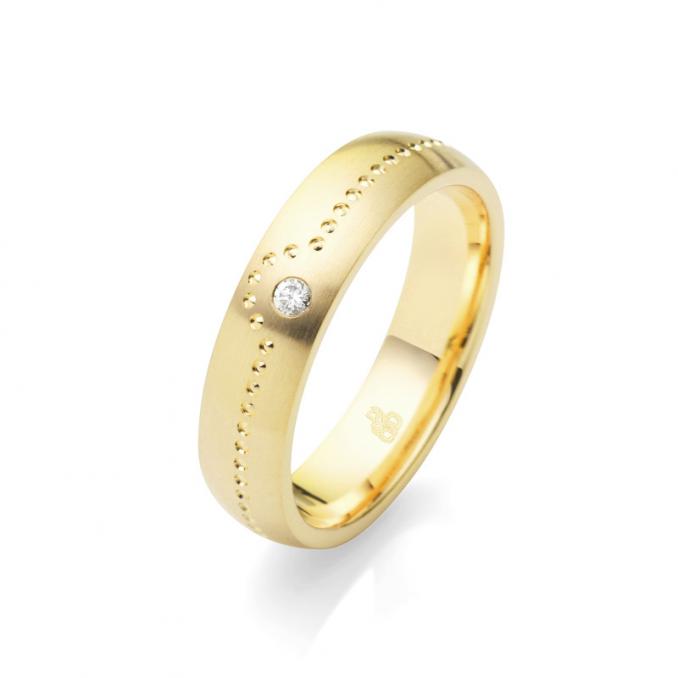 Aufnahme von leicht gerundeten Gelbgold Eheringen mit Diamanten und Kreismustern