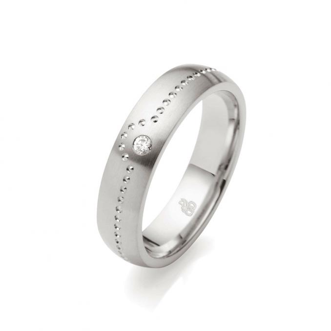 Aufnahme von leicht gerundeten Palladium 500 Eheringen mit Diamanten und Kreismustern