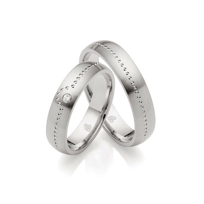 Aufnahme von leicht gerundeten Palladium 500 Eheringen mit Diamanten und Kreismustern