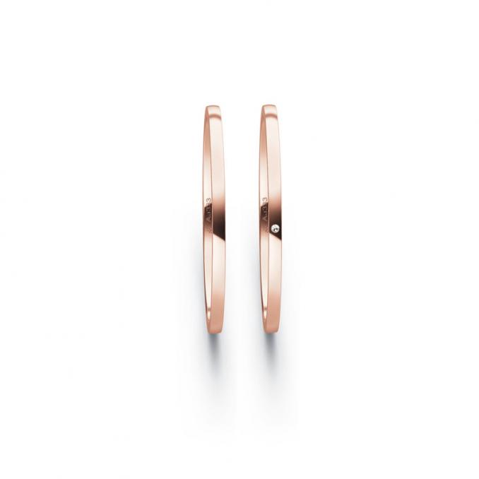 Aufnahme von schmalen Eheringen aus Roségold in 1 mm Breite mit Diamant und Polierung