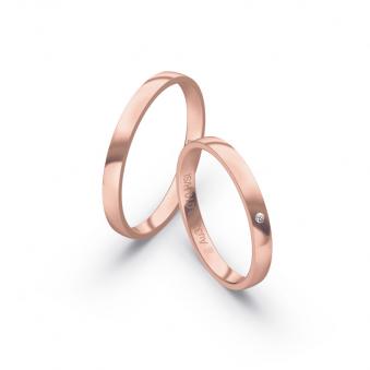 Aufnahme von schmalen Eheringen aus Roségold in 2,5 mm Breite mit Diamant und Polierung 