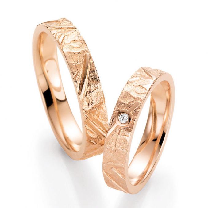 Aufnahme von gemusterten Roségold Trauringen mit Diamanten und Strukturierung