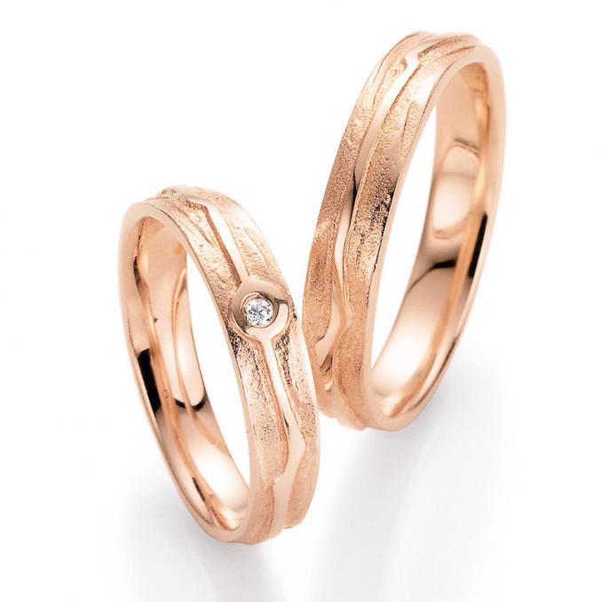 Aufnahme von strukturierten Rosegold Trauringen mit Diamanten in plastischem Design