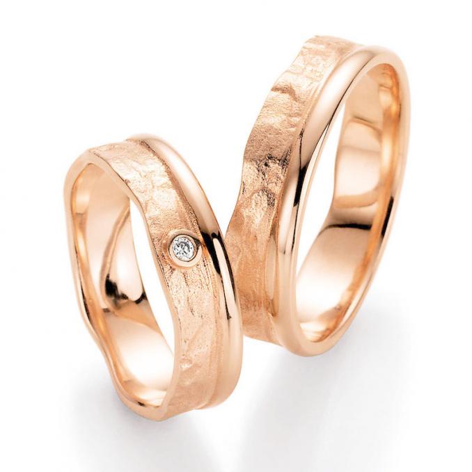 Aufnahme von Roségold Trauringen mit Polierung und Strukturierung und Diamanten
