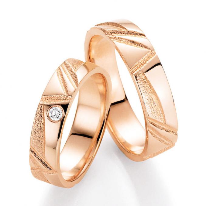 Aufnahme von Roségold Trauringen mit Diamanten und geometrischer Musterung