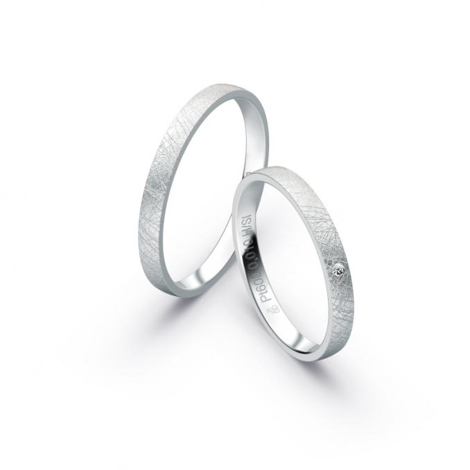 Aufnahme von schmalen Eheringen aus Platin in 2,5 mm Breite mit Diamant und Eismattierung
