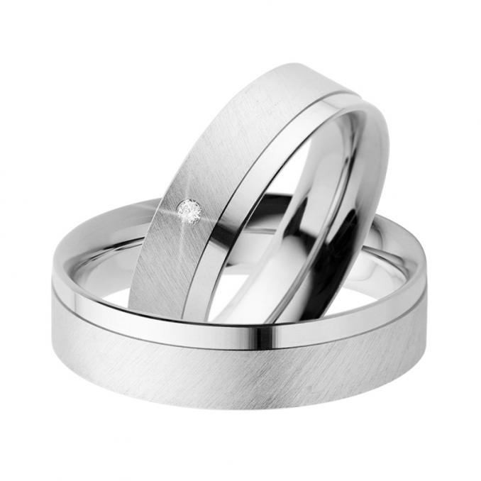 Aufnahme von Eheringen aus Silber mit quermatter Fläche und poliertem Rand und Diamanten