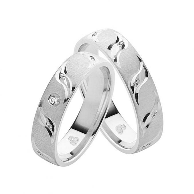 Aufnahme von Eheringen aus Silber mit Mattierung und polierten Mustern und Zirkonia