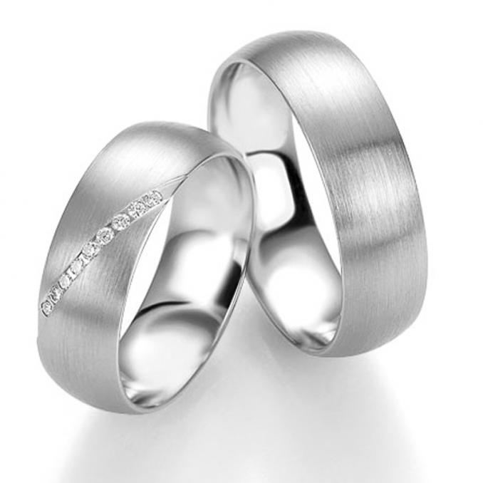 Aufnahme von Eheringen aus Silber mit Mattierung und Diamanten in Rillen