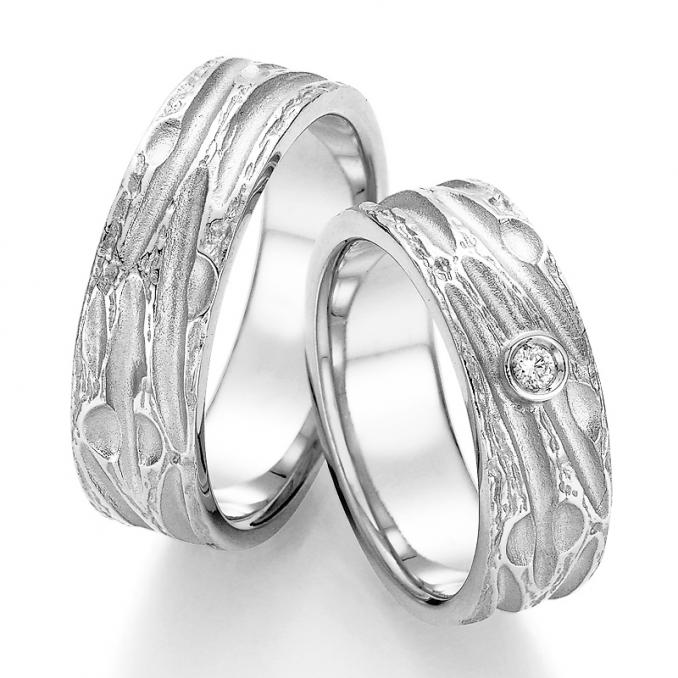 Aufnahme der Silber Trauringe mit Struktur und Diamanten