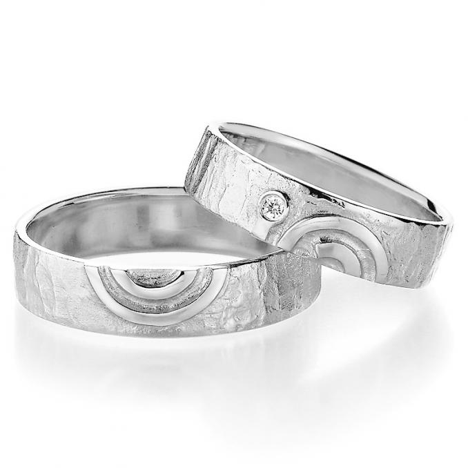 Aufnahme von Eheringen aus Silber mit Strukturierung und Muster und Diamanten