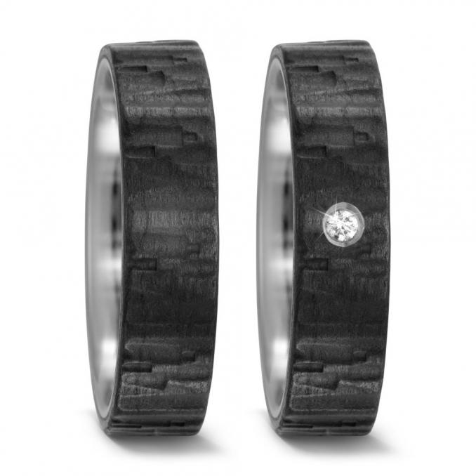 Aufnahme von Carbon & Titan Eheringen mit strukturierter Oberfläche und Diamanten