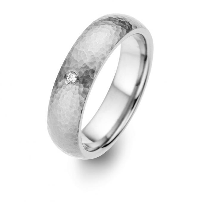 Aufnahme von gehämmerten Trauringen aus Titan mattiert mit Diamanten