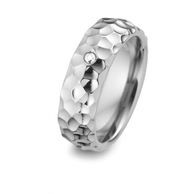 Aufnahme von Eheringen aus Titan mit Hammerschlag und Diamanten