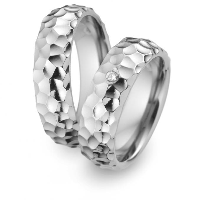 Aufnahme von Eheringen aus Titan mit Hammerschlag und Diamanten