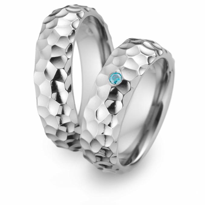 Aufnahme von Eheringen aus Titan mit Hammerschlag und blauen Diamanten