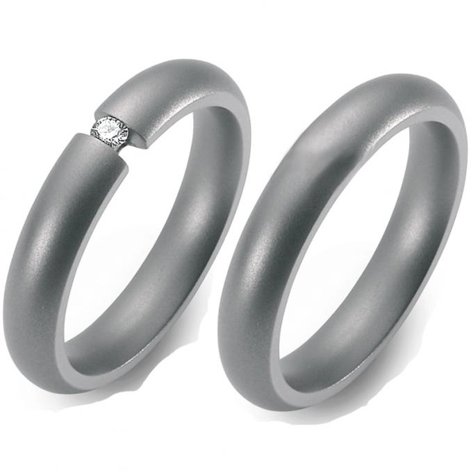 Schlichte Partnerringe aus nickelfreiem Titan, sandmattiert mit einem großen Diamanten 50784/002/010
