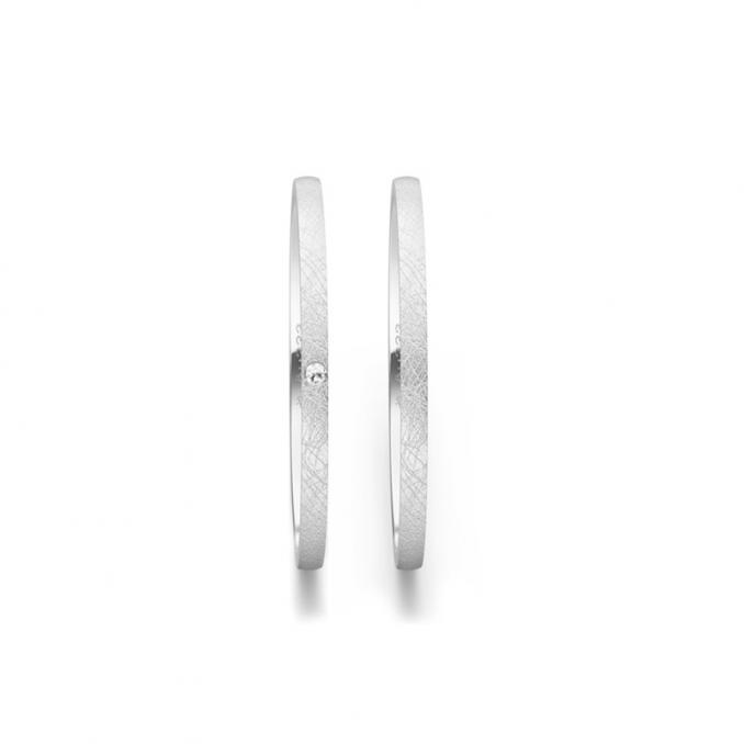 Aufnahme von schmalen Eheringen aus Weissgold in 1,5 mm Breite mit Diamant und Eismattierung