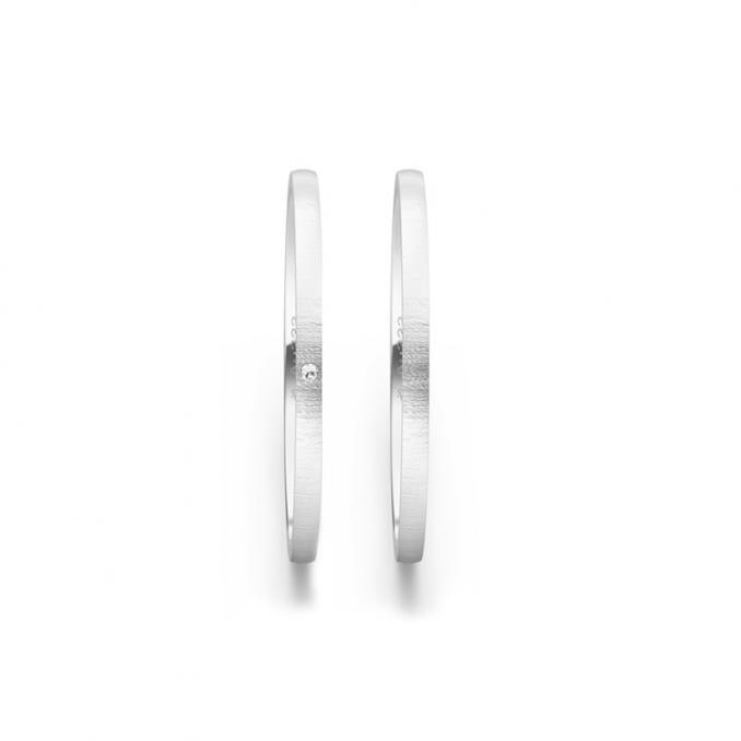 Aufnahme von schmalen Eheringen aus Weissgold in 1,5 mm Breite mit Querbürstung und Diamant
