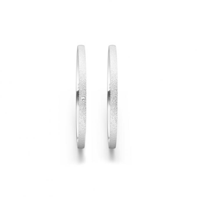 Aufnahme von schmalen Eheringen aus Weissgold in 1,5 mm Breite mit Körnung und Diamant