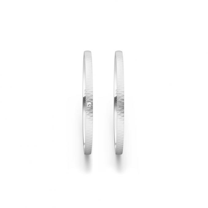 Aufnahme von schmalen Eheringen aus Weissgold in 1,5 mm Breite mit Relief und Diamant