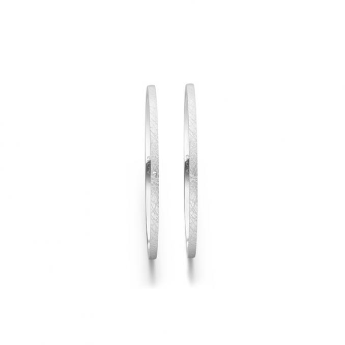 Aufnahme von schmalen Eheringen aus Weissgold in 1 mm Breite mit Diamant und Eismattierung
